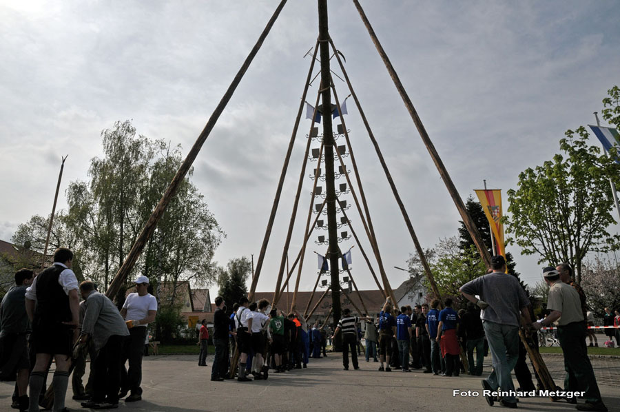 2010-05-01_075_Maibaumaufstellen