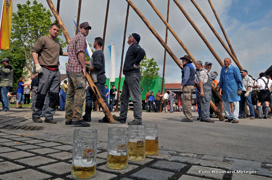 2010-05-01_078_Maibaumaufstellen