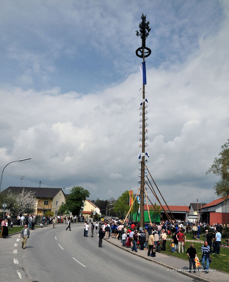 2010-05-01_090_Maibaumaufstellen