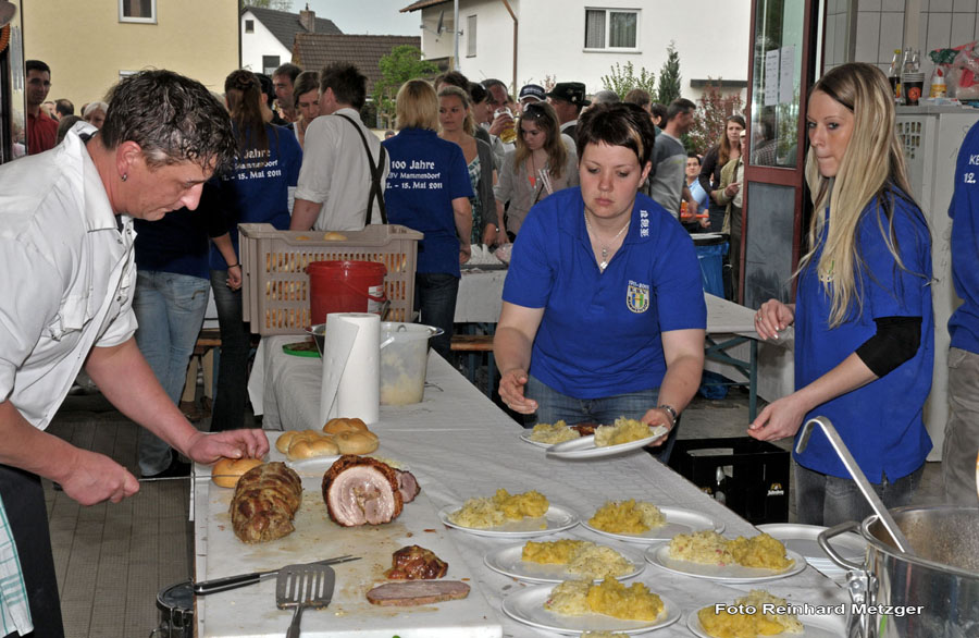 2010-05-01_103_Maibaumaufstellen