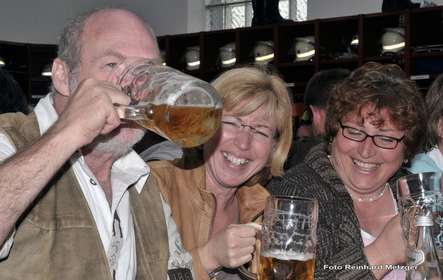 2010-05-01_109_Maibaumaufstellen