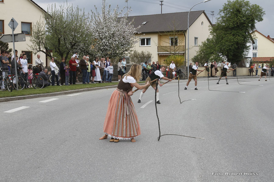 2010-05-01_215_Maibaumaufstellen