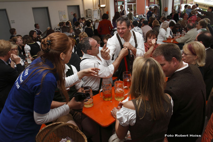 2010-05-01_235_Maibaumaufstellen