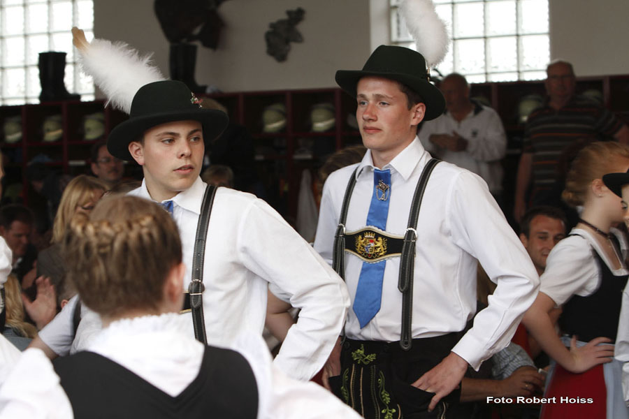 2010-05-01_236_Maibaumaufstellen