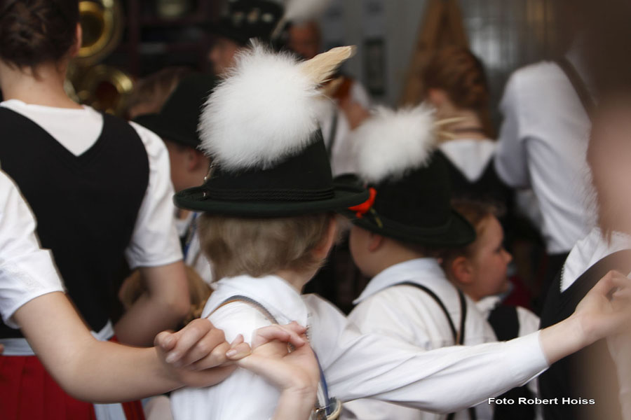 2010-05-01_238_Maibaumaufstellen