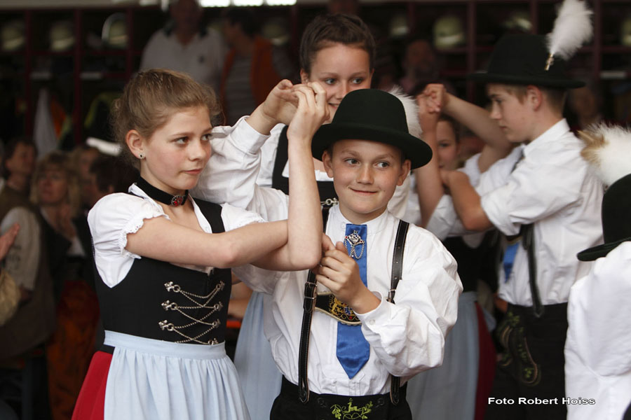 2010-05-01_241_Maibaumaufstellen