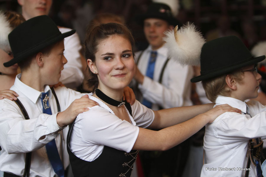 2010-05-01_242_Maibaumaufstellen