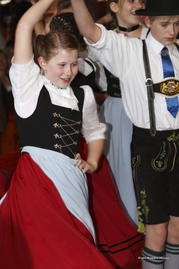 2010-05-01_243_Maibaumaufstellen