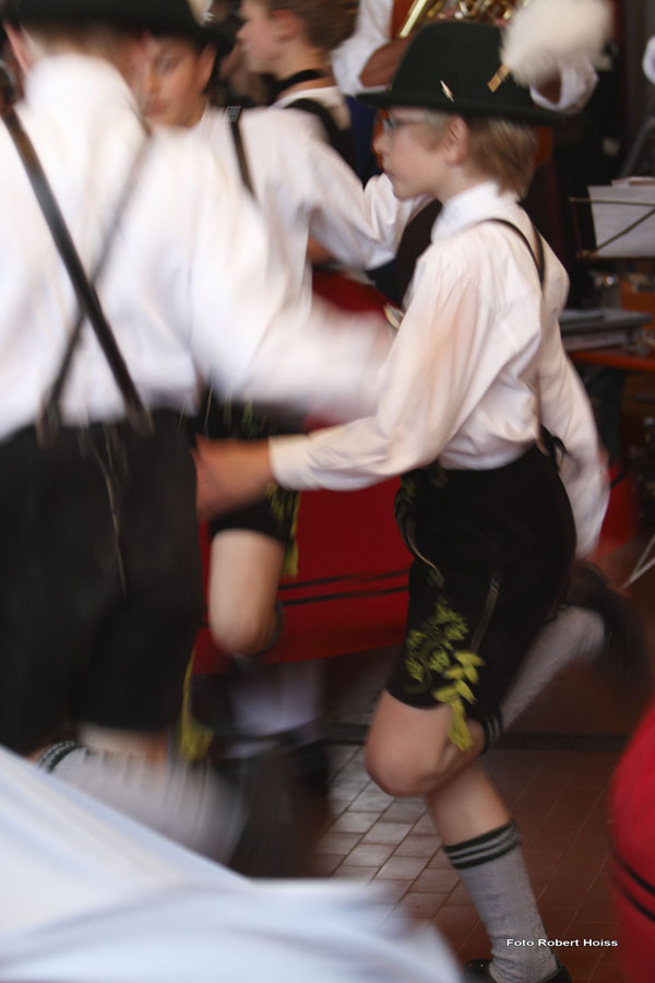 2010-05-01_249_Maibaumaufstellen