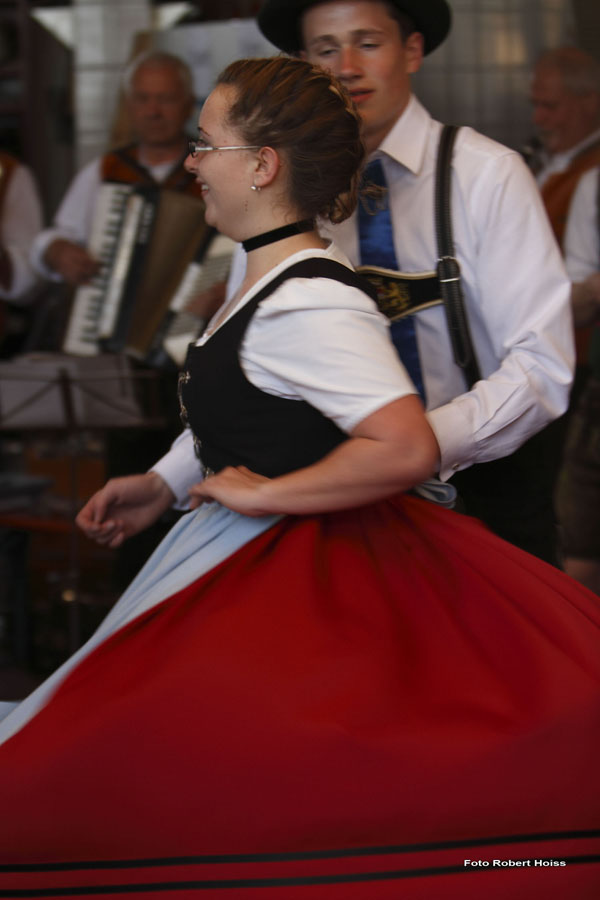 2010-05-01_253_Maibaumaufstellen