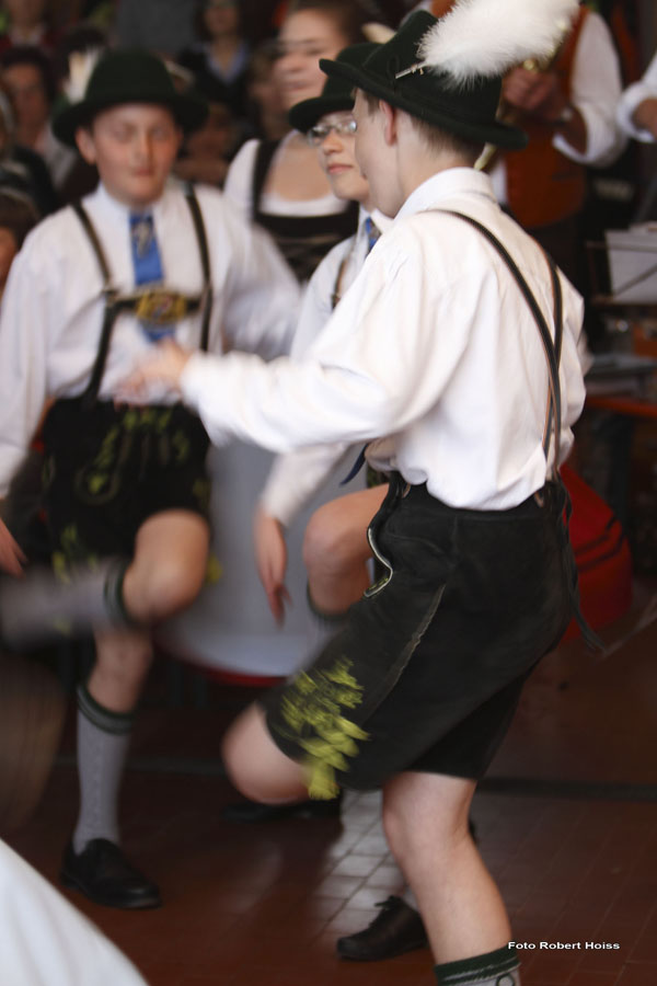 2010-05-01_254_Maibaumaufstellen