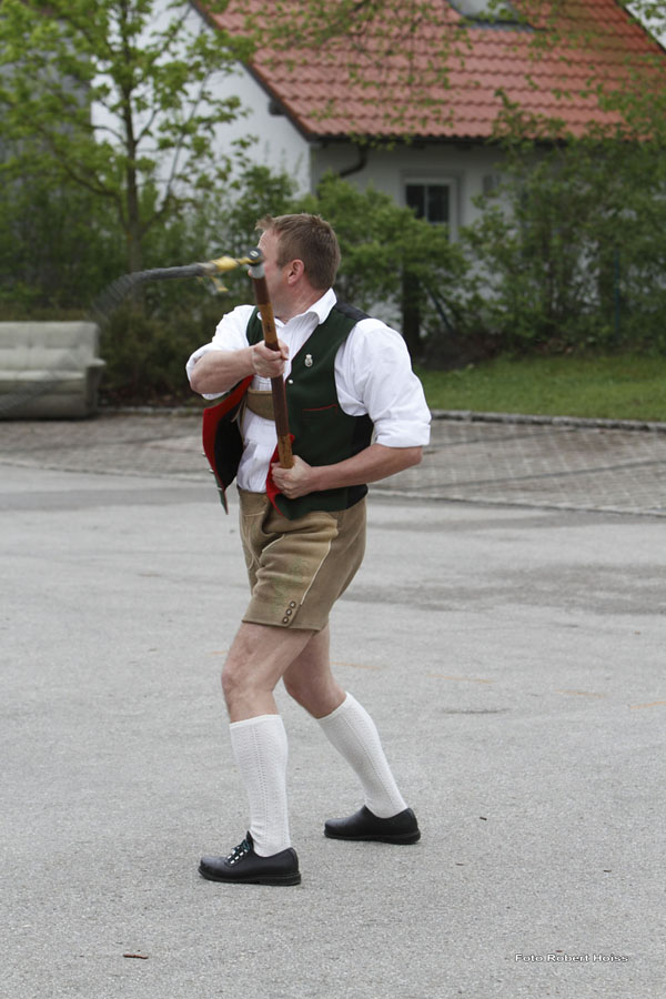 2010-05-01_258_Maibaumaufstellen