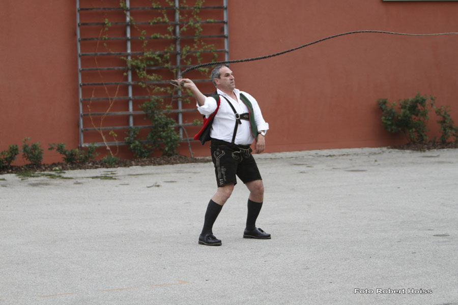 2010-05-01_265_Maibaumaufstellen