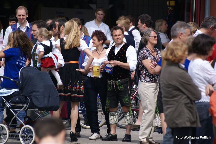 2010-05-01_032_Maibaumaufstellen