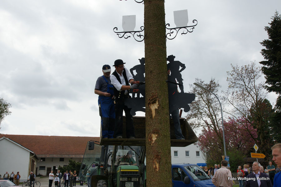 2010-05-01_039_Maibaumaufstellen