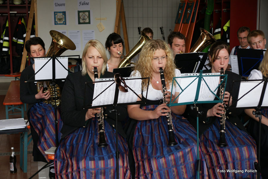 2010-05-01_049_Maibaumaufstellen